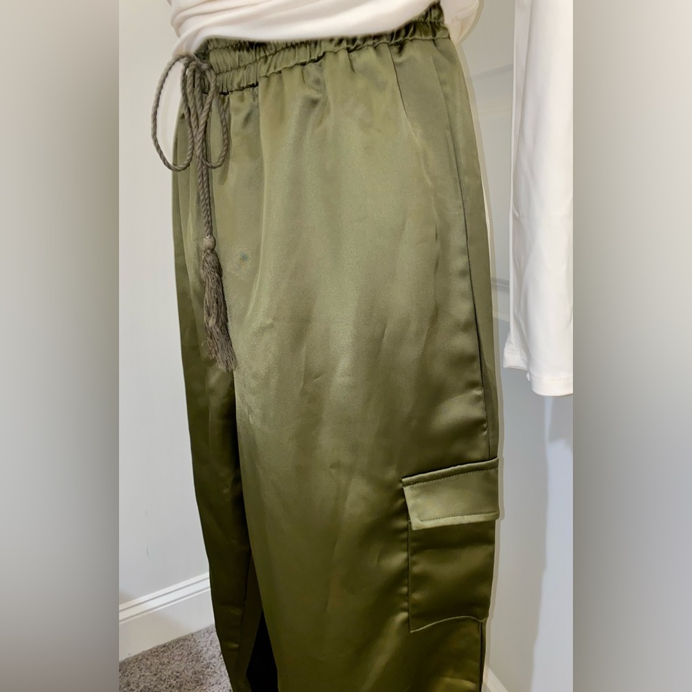 Olive green, size medium, satin cargo pant. Brand Allegra K.